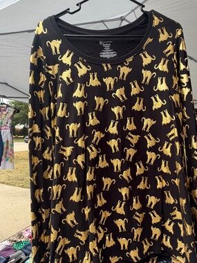 Long sleeved black shirt with gold cats